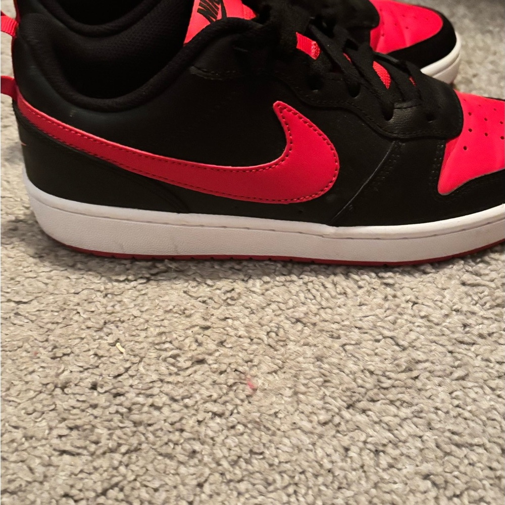 Nike Kids Black and Red Low-Top Sneakers with Pink-Red Swoosh